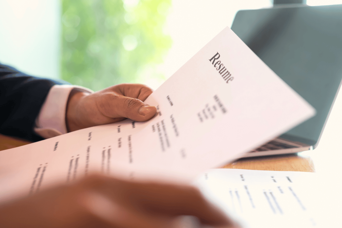 candidato adaptando su currículum a una oferta de empleo